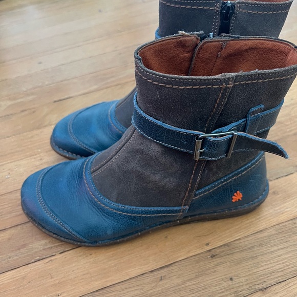 Stylish Turquoise Leather and Olive Suede Ankle Boots - Picture 4 of 6